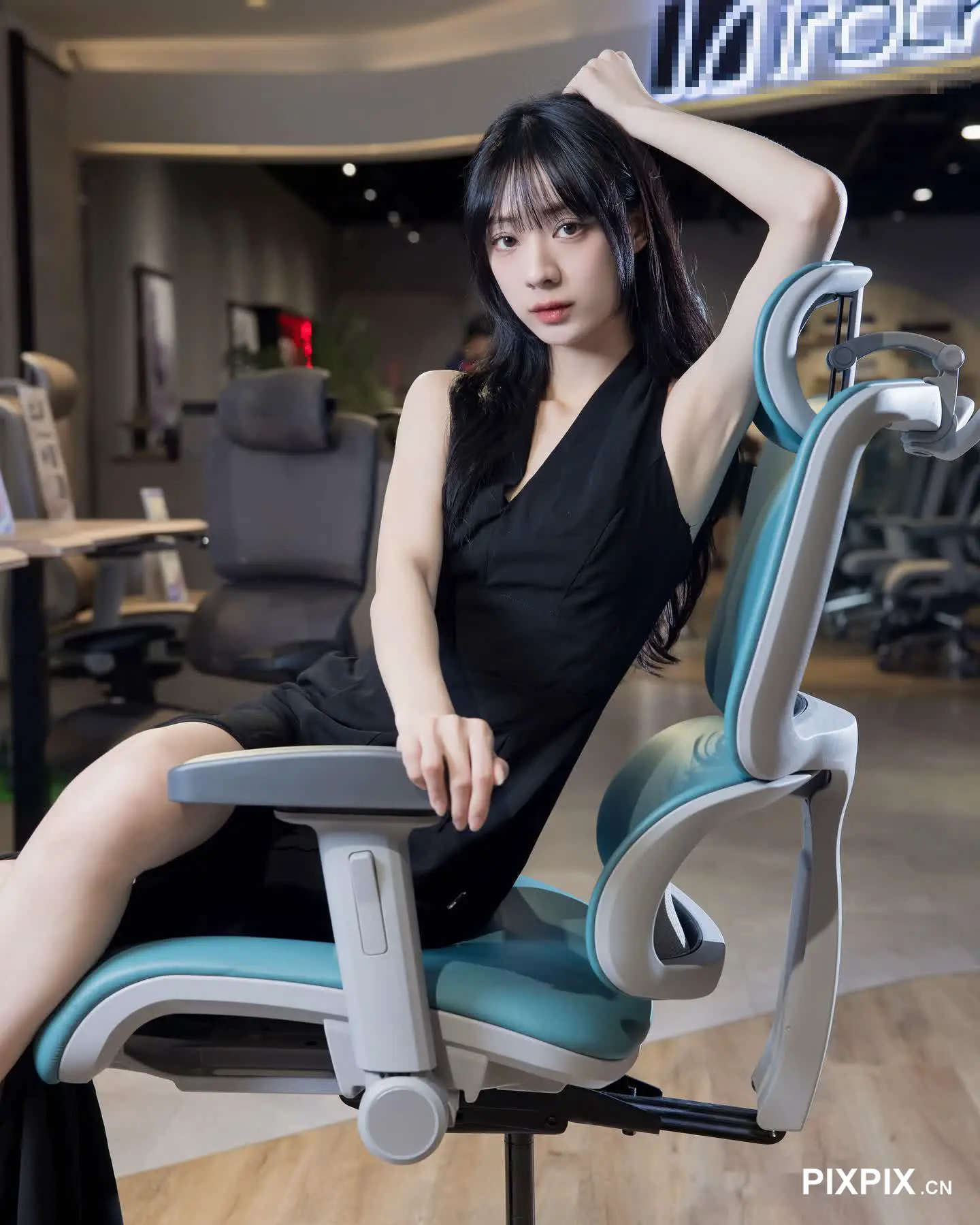 坐在椅子上，上面放着笔记本电脑的女人