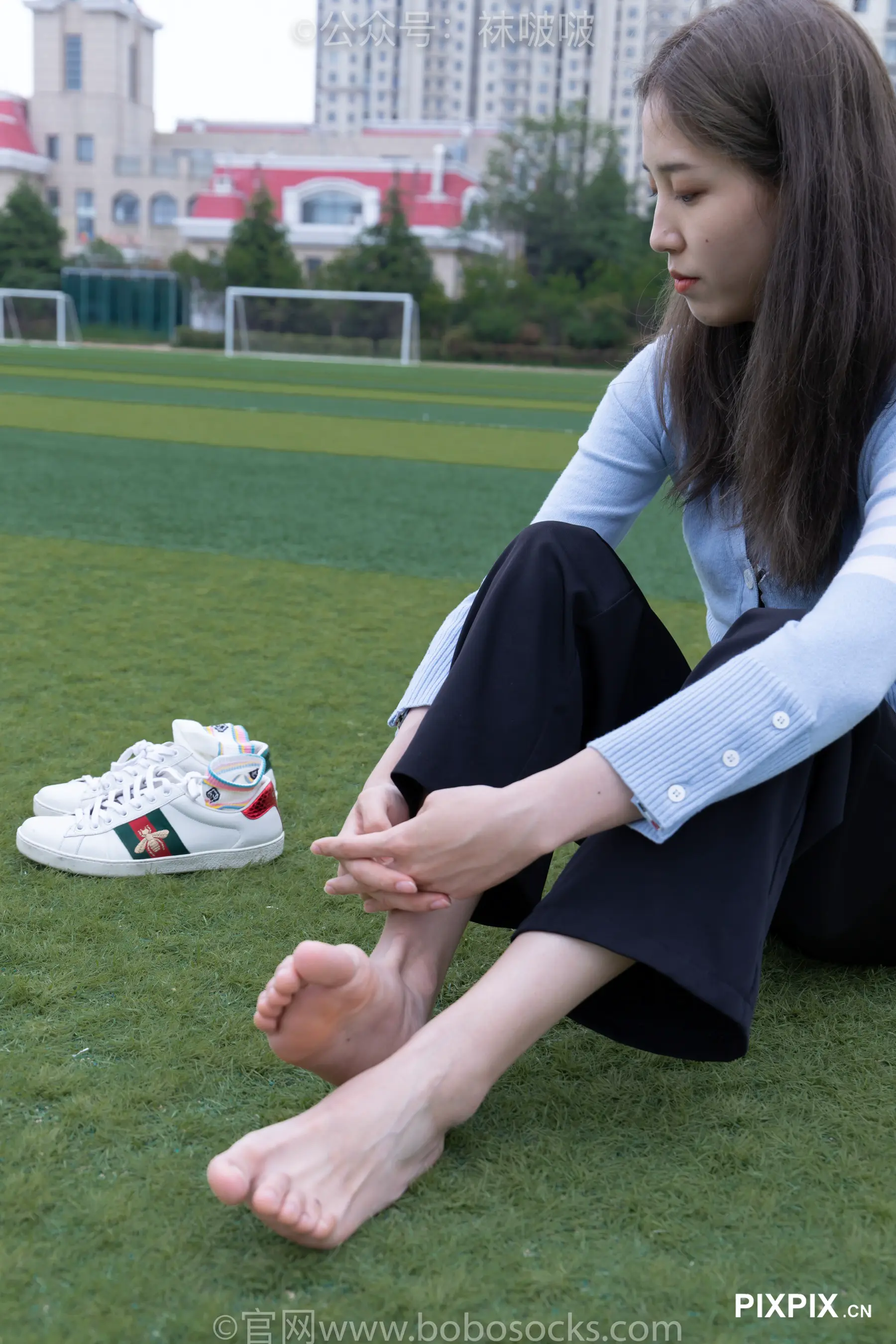 双叉坐在草地上的女人
