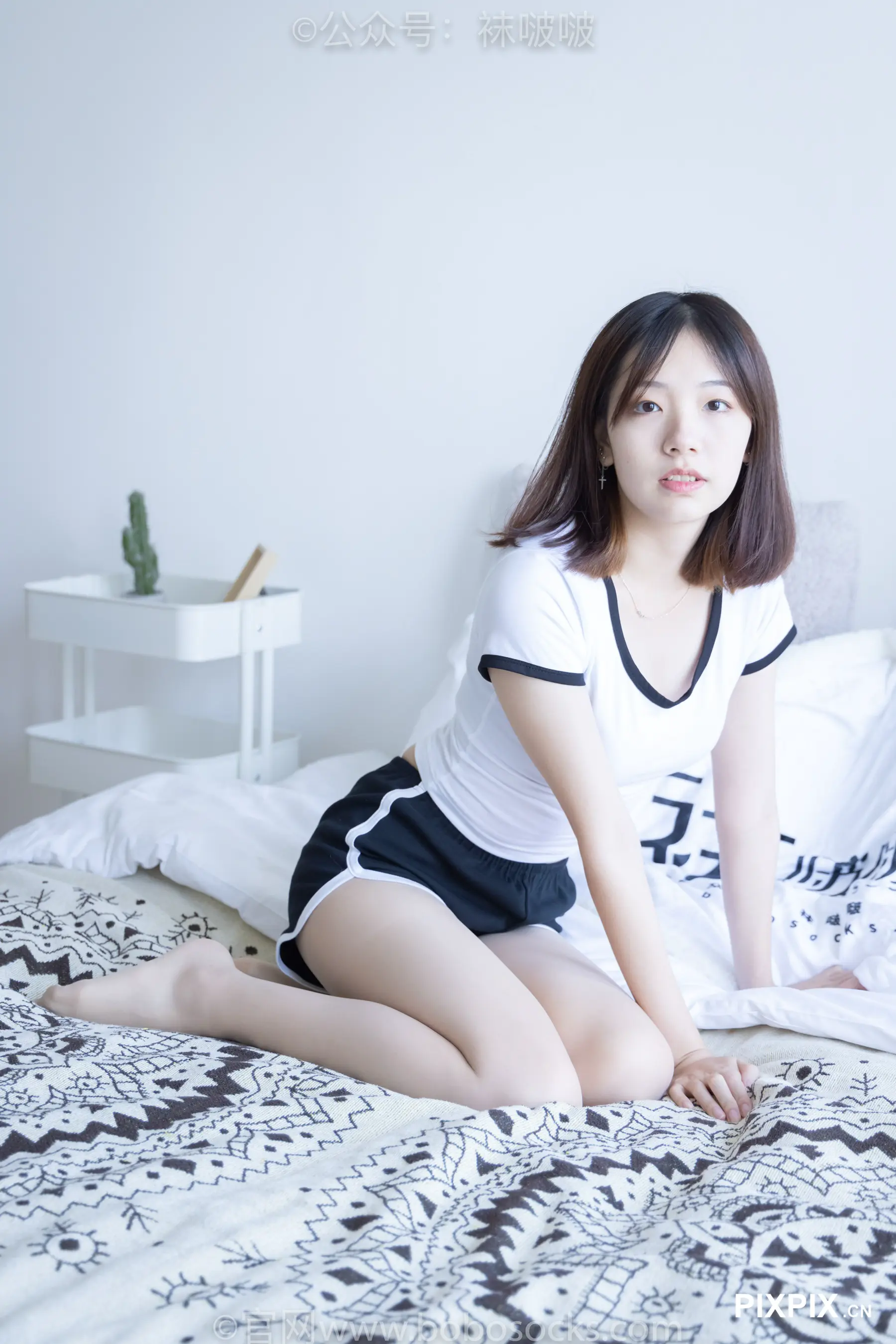 亚洲女人坐在床上看书