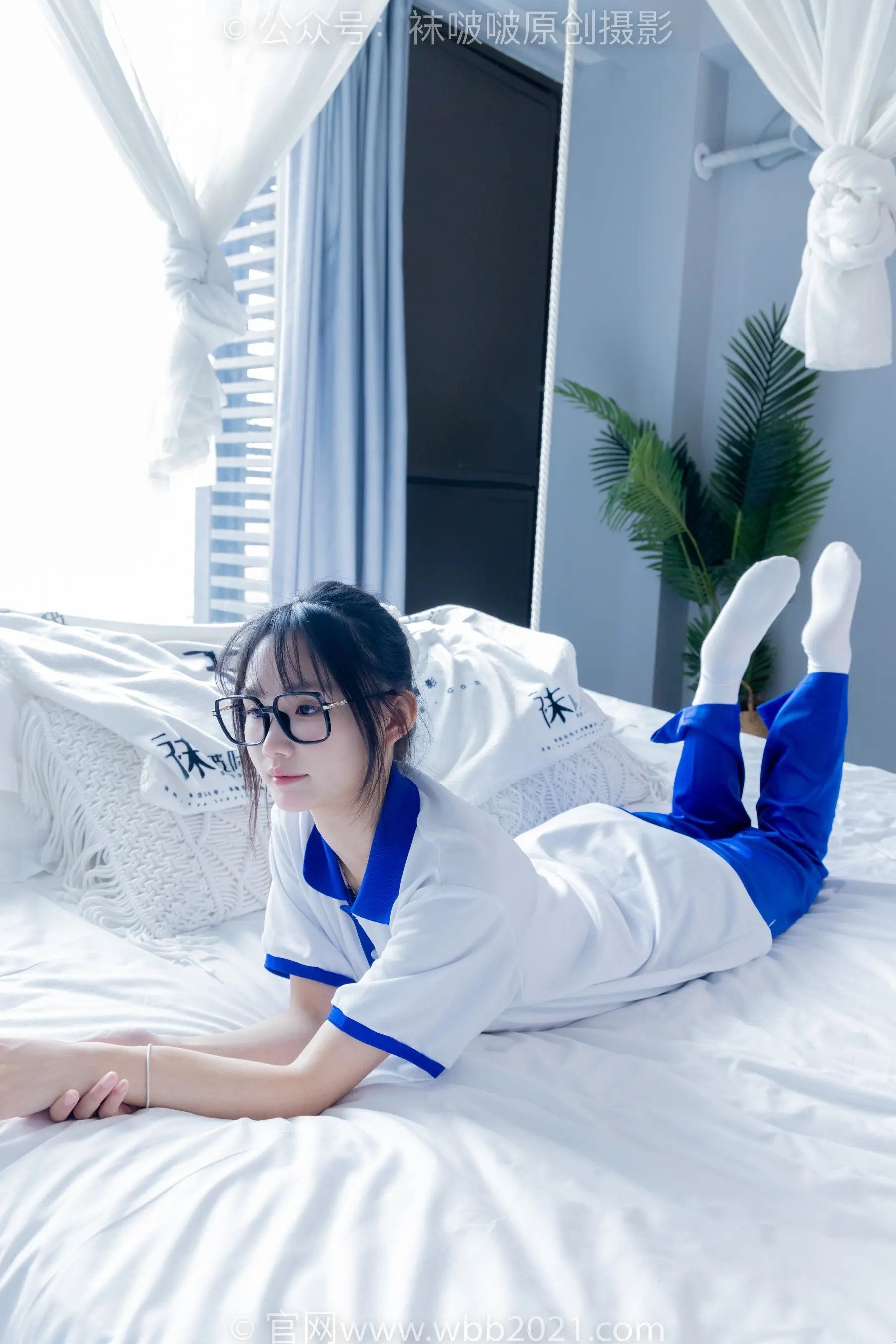 穿着白衬衫和蓝色裤子躺在床上