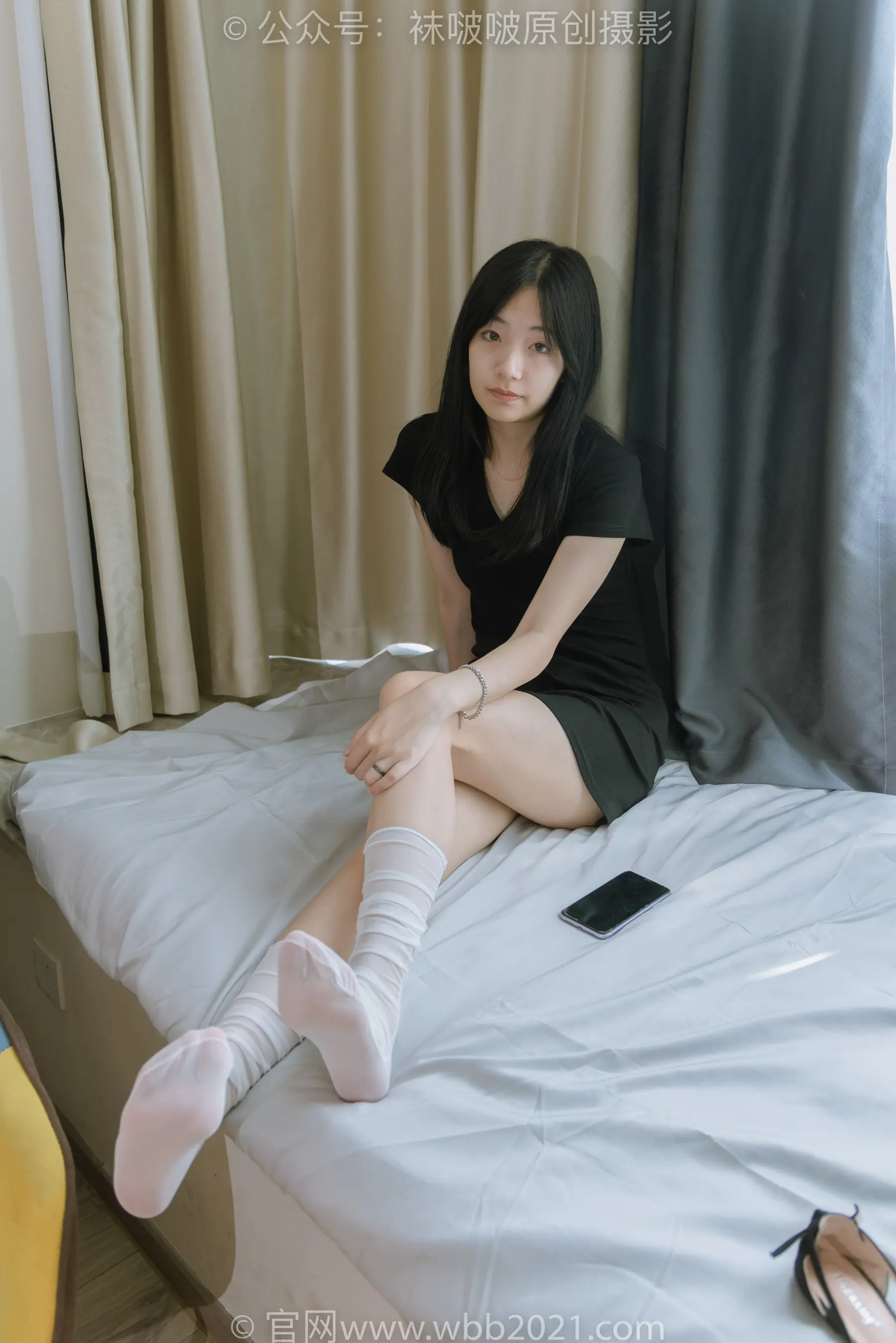 盘腿坐在床上的女人