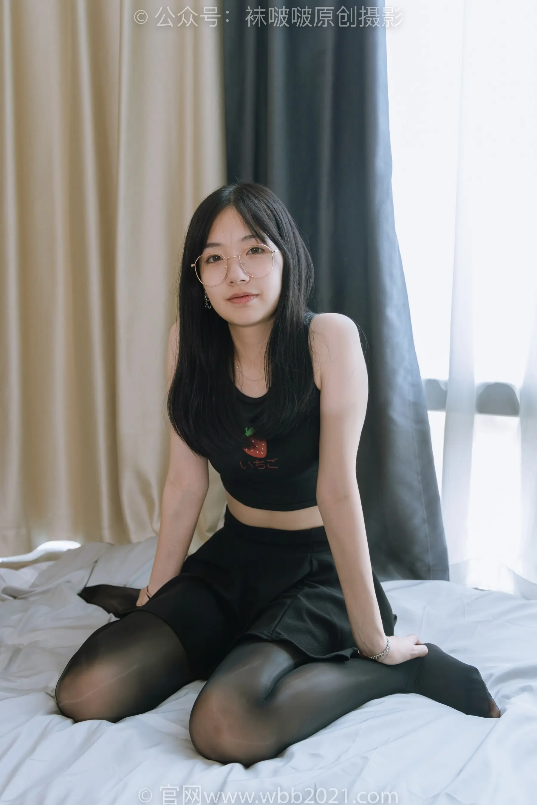 穿着黑色上衣坐在床上的亚洲女人