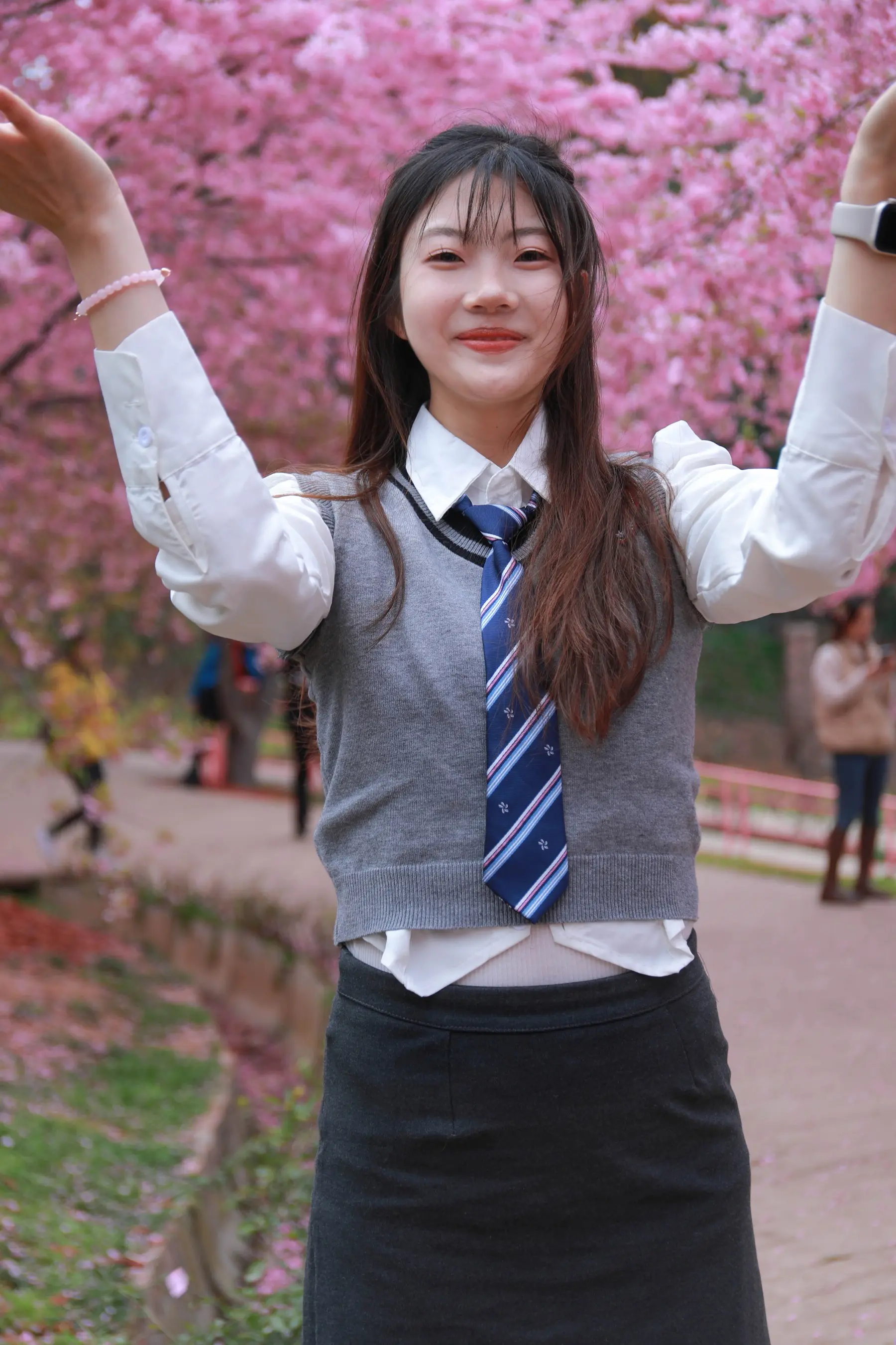 身穿校服张开双臂的亚洲女性
