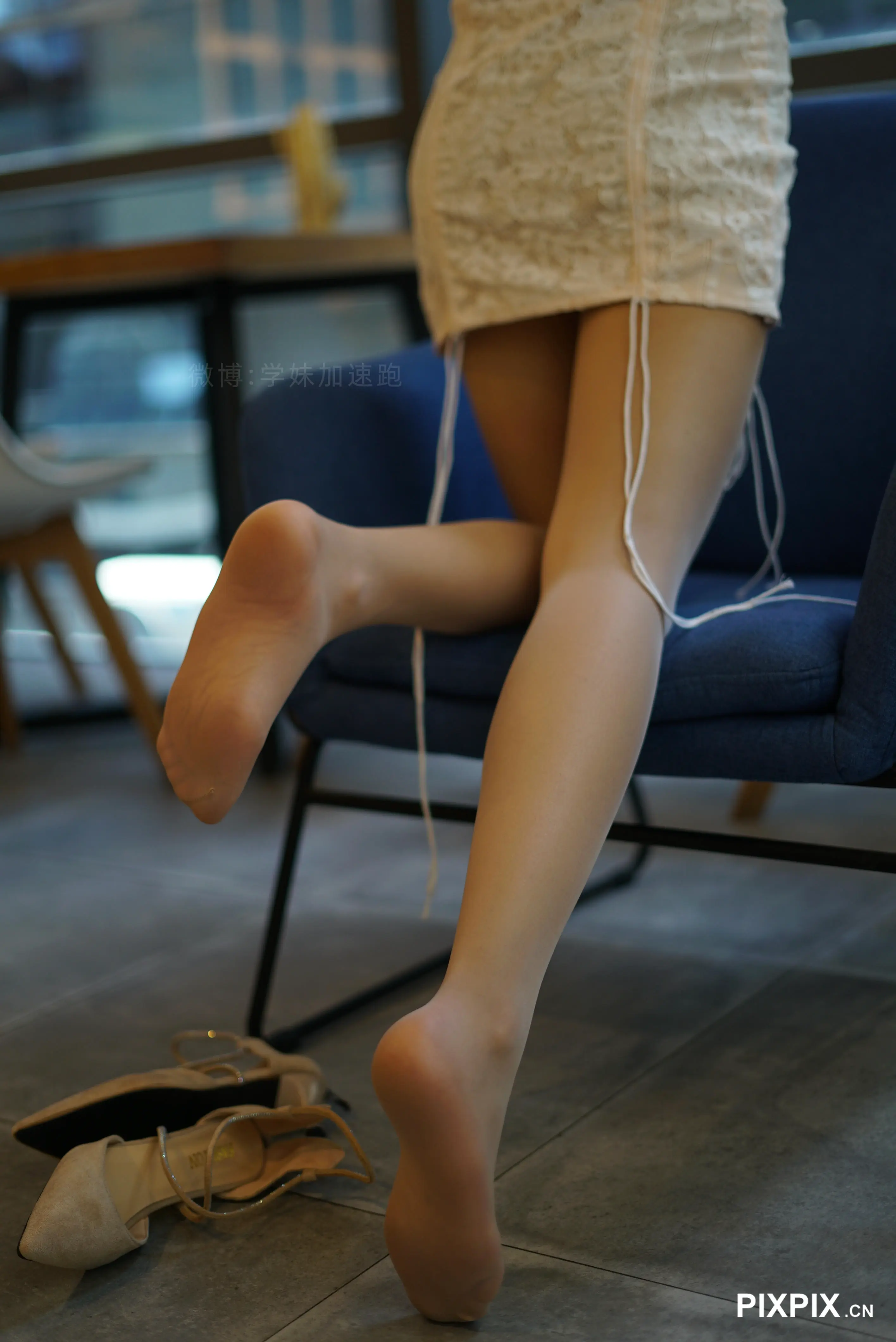 有个女人站在椅子上，双腿抬起