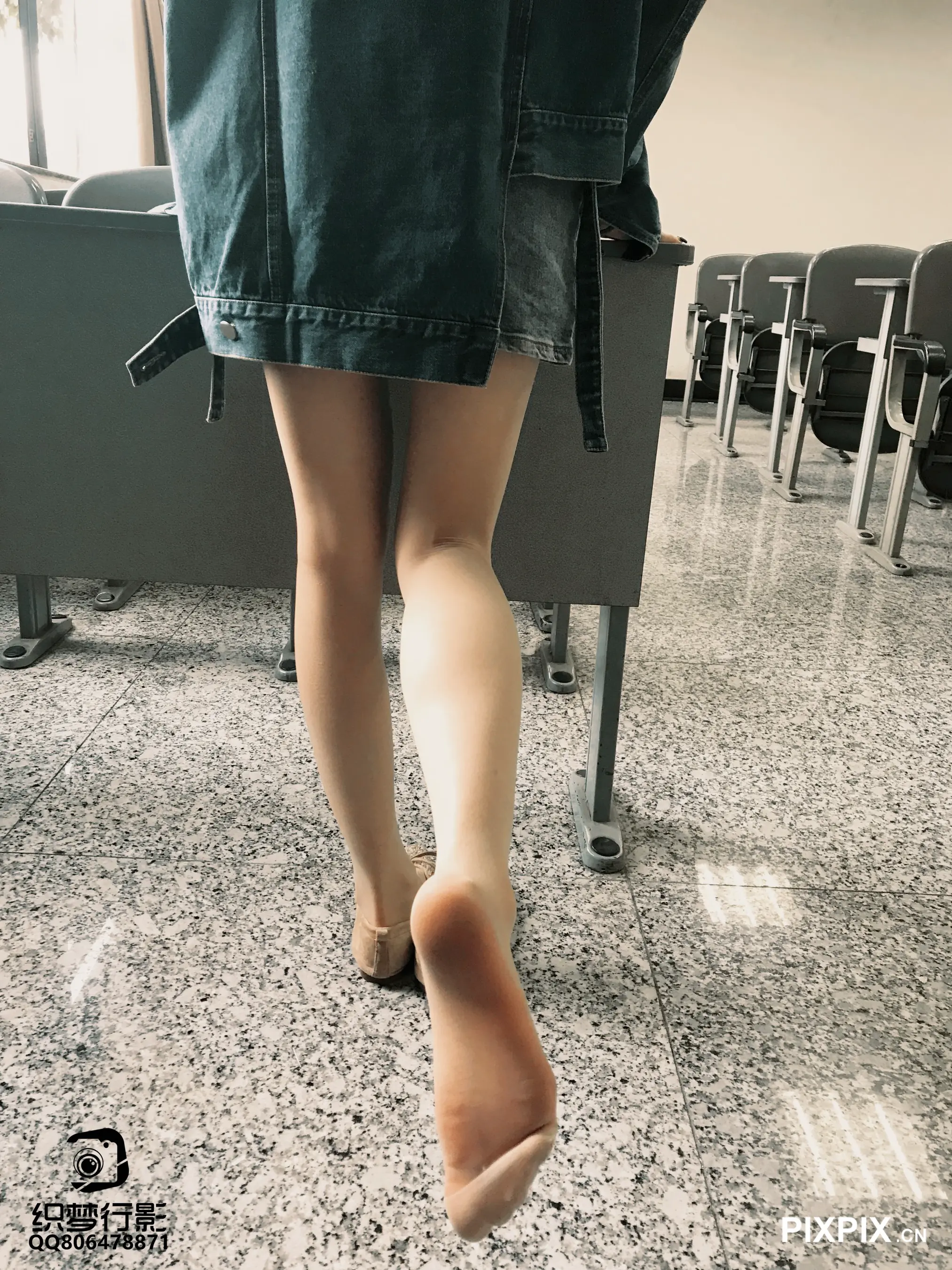 一个人在有椅子的房间里行走的特写